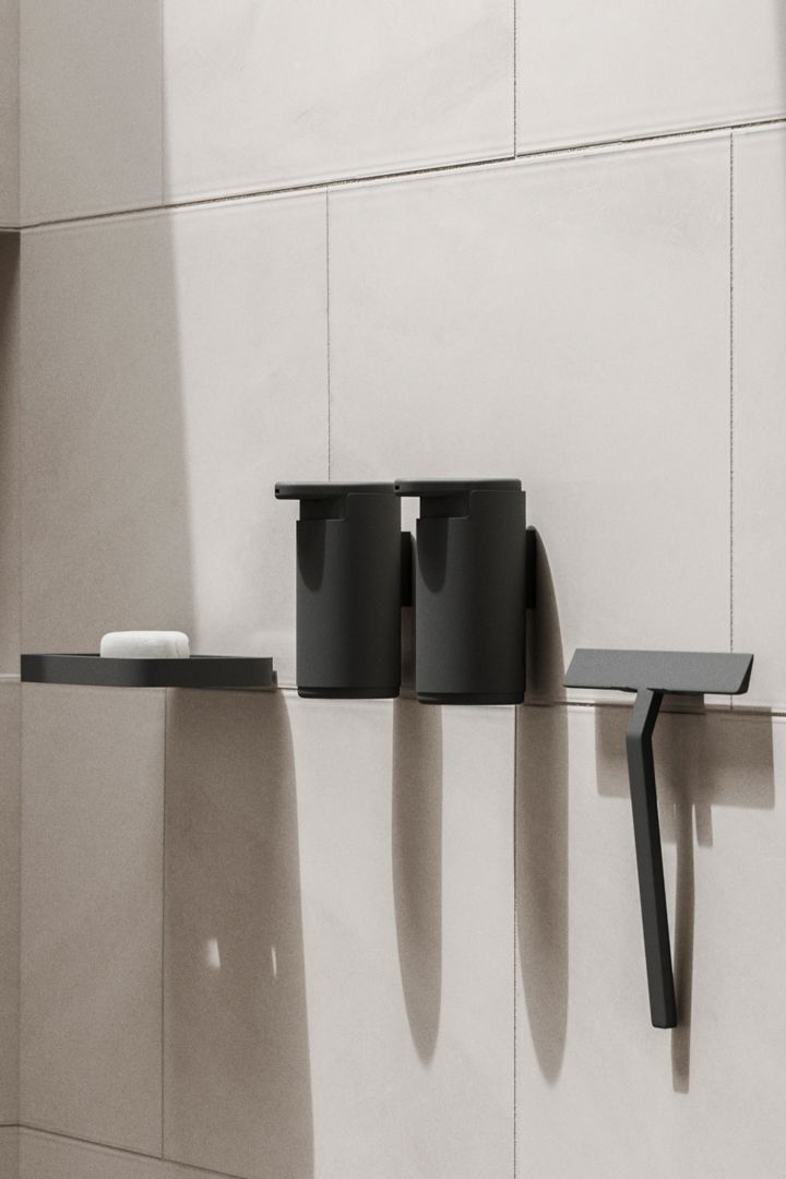 En vägghängd tvålhylla, tvålpump och duschskrapa från Zone Denmark är smarta detaljer att inreda litet badrum med för att skapa mer ordning i din dusch.