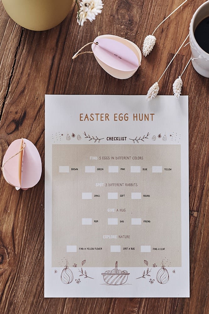Tips till en äggjakt i påsk med aktiviteter som barn behöver bocka för innan de får påskägget. 