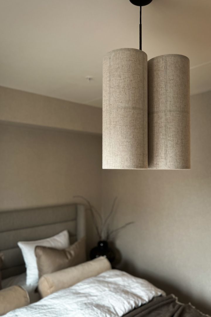 Norska influencern Helene Wold @villanyhus har inrett sovrummet med minimalistiska beigea Hashira taklampa från Menu som ger ifrån sig behagligt ljus.