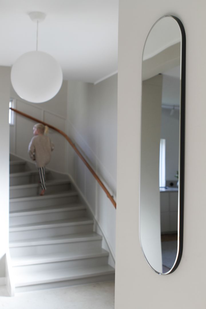 Inreda liten hall - inspiration hos @moeofsweden där en avlång oval spegel från Montana skapar rymd i din hall.