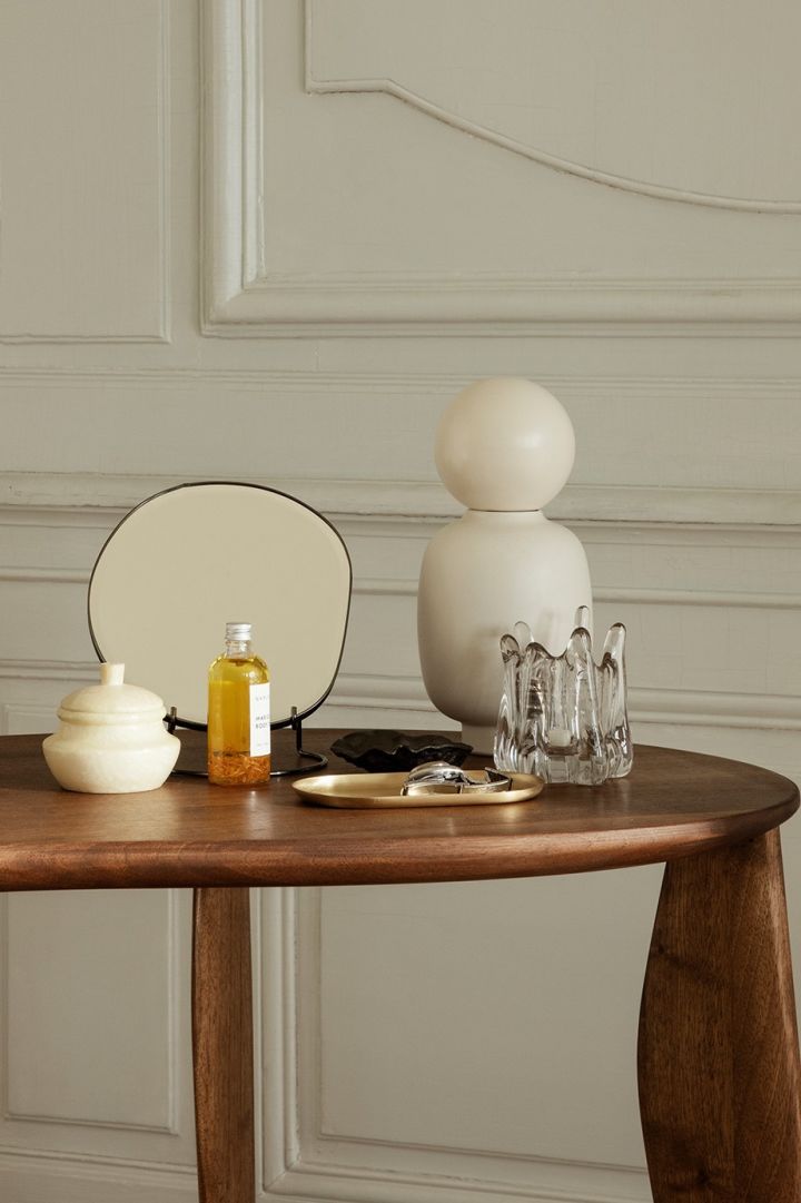 Inred med speglar för ett lyxigt hem - här är Pond bordsspegel från Ferm Living med elegant form som ger ditt hem en trendigare och lyxigare känsla.