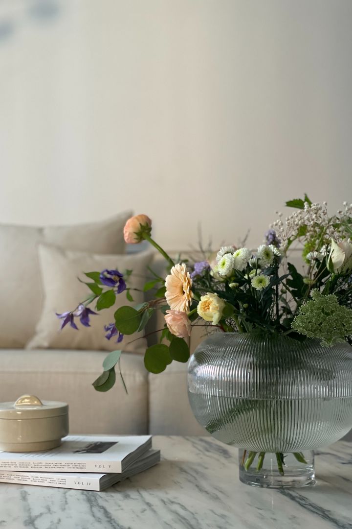 Influencern @homebynicky har gjort ”What I bought” vs ”How I styled it” och har stylat vardagsrummet med Sphere vas från By On som Nicky fyllt med v�åriga blommor.