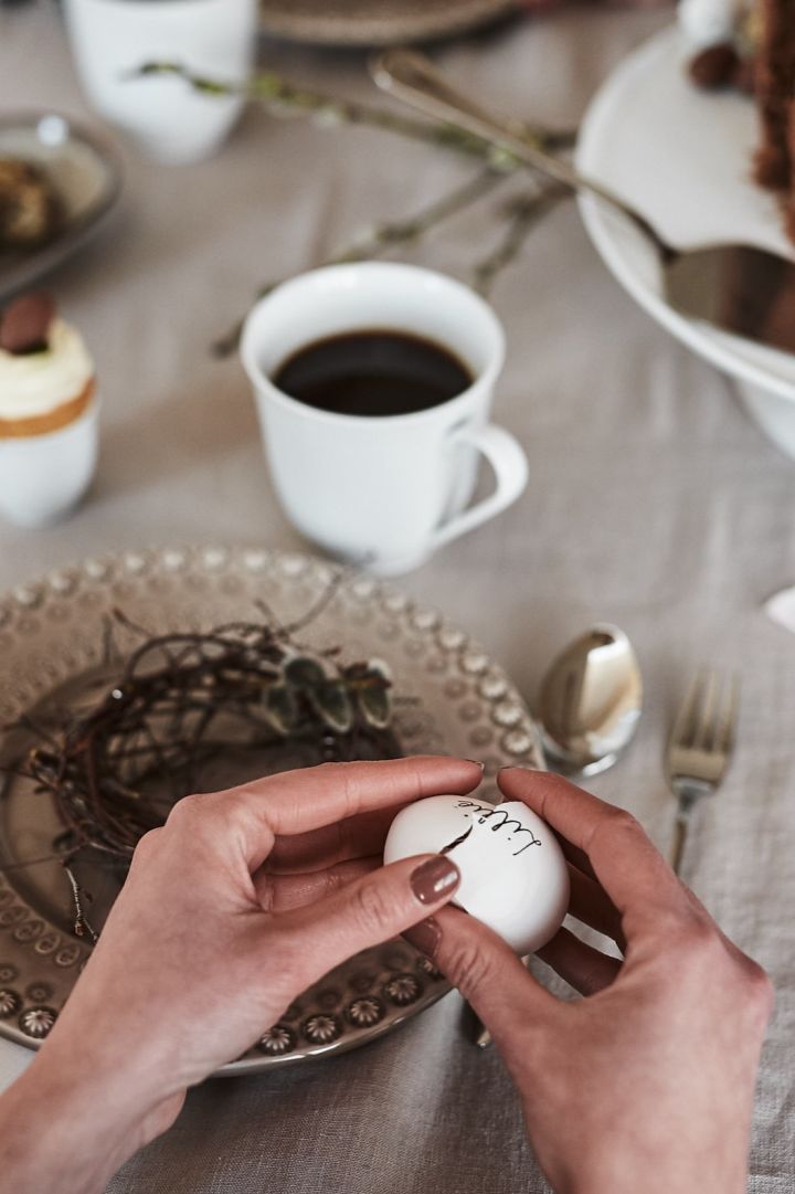 Ett urblåst ägg med ett litet meddelande i är ett enkelt påskpyssel som överraskar gästerna till påsk när de knäcker ägget. 