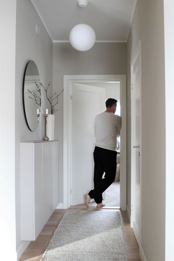 Inreda liten hall - inspiration hos @moeofsweden med stor rund spegel, väggförvaring och långsmal mysig matta för att skapa rymd och en ombonad känsla.