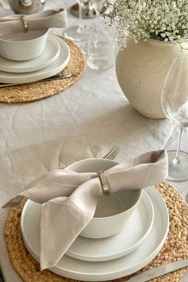 En enkel servettvikning för en finare middag eller fest placerad ovanpå en vit skål.