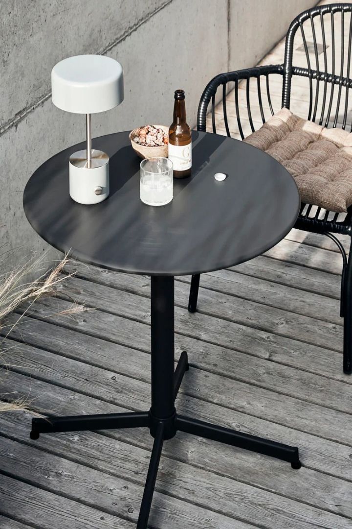 Helo bord i svart från House Doctor är perfekt för liten balkong då det tar lite plats och är underhållsfritt tack vare sitt material i stål. Bordet har en stilren design med rund skiva och passar perfekt att kombinera med valfria stolar.