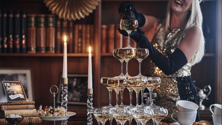Ett champagnetorn tronar på nyårsdukningen byggt på glas från Orrefors. 