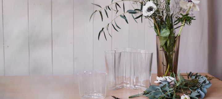 Alvar Aalto-vaser från Iittala står på bordet som de perfekta vaserna för snittblommor. 