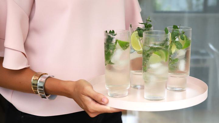 Fördrinken serveras ur Ferm Living long drink ripple glas och på en Cooee Design bricka. 