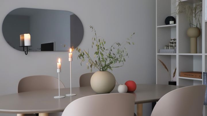 Catrine Åbergs matplats är inredd med vaser och ljusstakar från Cooee Design.