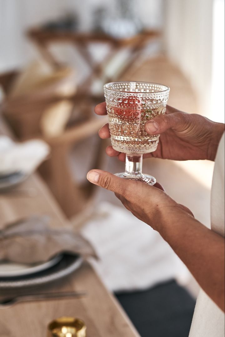 En svalkande dryck avnjuts på midsommarfirandet ur Kastehelmi glas på fot från Iittala. 