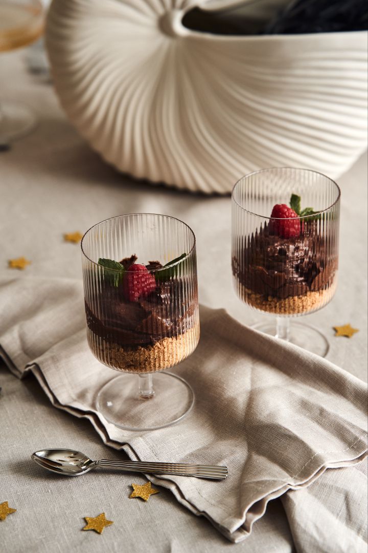 Gör trerätters middag till årets nyårsdukning 2023. Här ser du en god chokladcheesecake från @bakamedfridas recept serverat i Ripple glas från ferm LIVING.