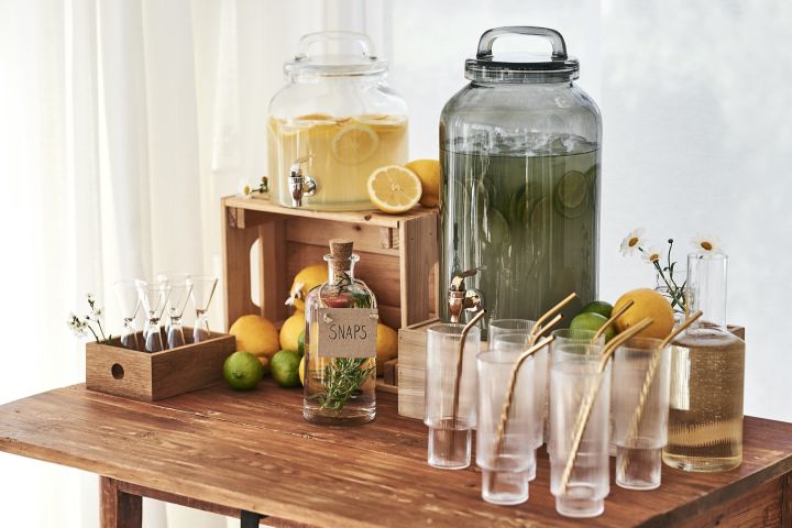 Ett drinkbord på midsommarfesten är ett svalkande tips där glas och dryck finns att tillgå ur stora glasburkar med tappkran från House Doctor. 