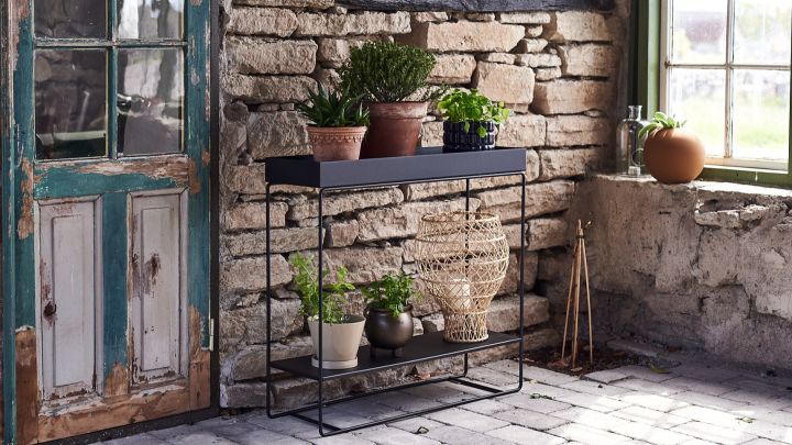 Ferm Living Plant box konsolbord i svart är snygg att inreda en uteplats i medelhavsstil. 