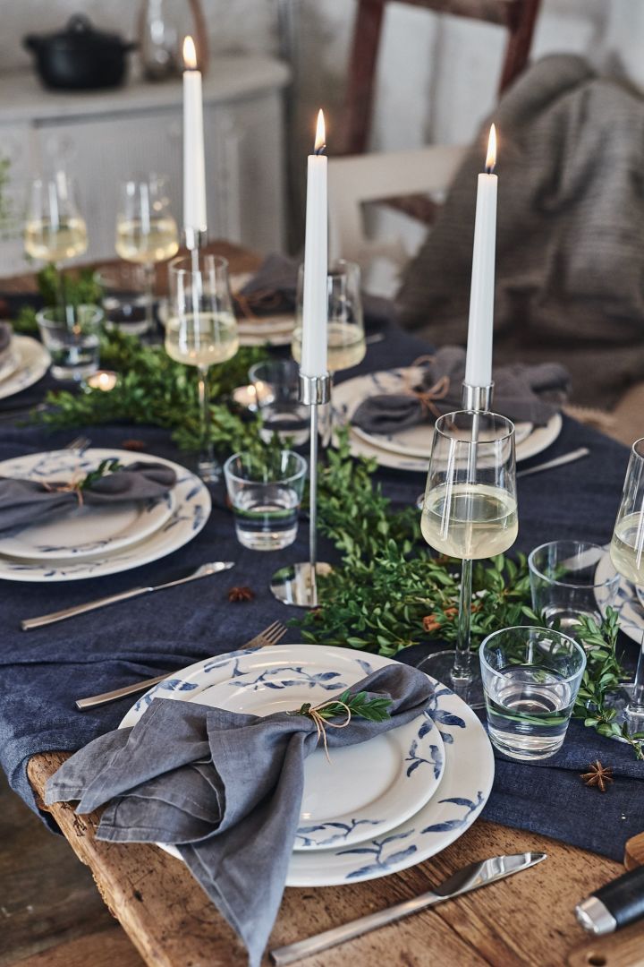 Juldukning med servisen Havspil – ett blåvitt porslin från Scandi Living, samt Iittala-glas och ljusstakar från Cooee Design. 