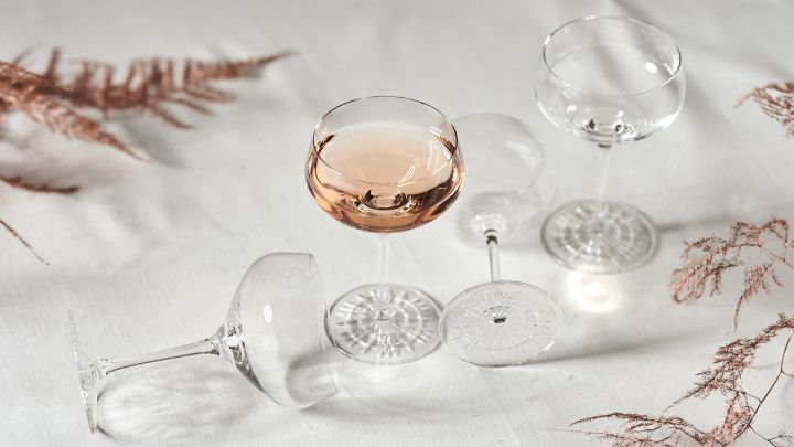 Rosa champagne blir extra festligt att servera i coupeglas. Crystal Magic coupeglas från Kosta Boda passar perfekt för ändamålet.