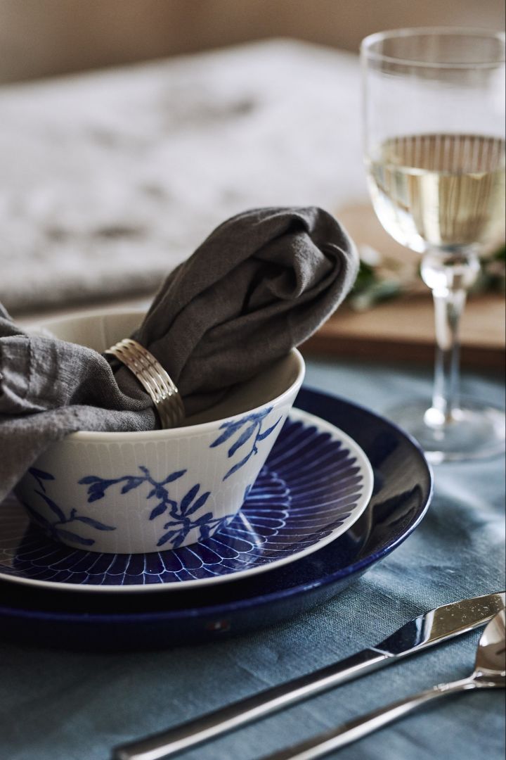 En blåvit sommardukning med blandat och mönstrat porslin som Selma feathers tallrik från Götefors porslin. 