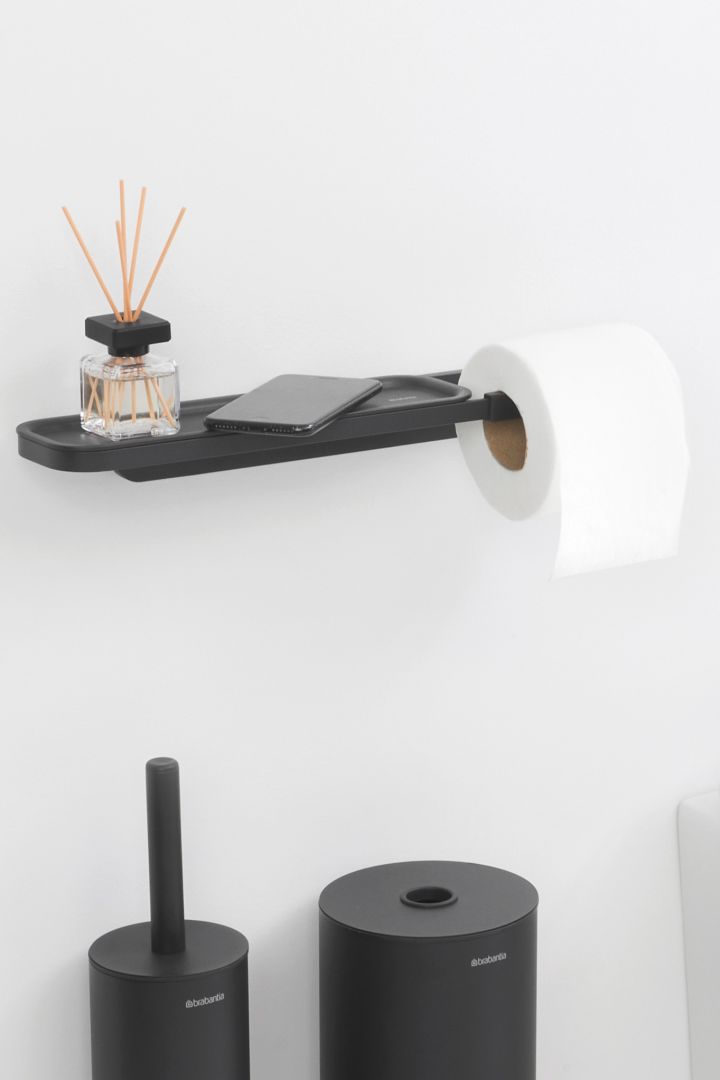 MindSet Toalettpappershållare med hylla från Brabantia är ett praktiskt tips på smarta saker till hemmet och kommer förenkla din vardag på nolltid.