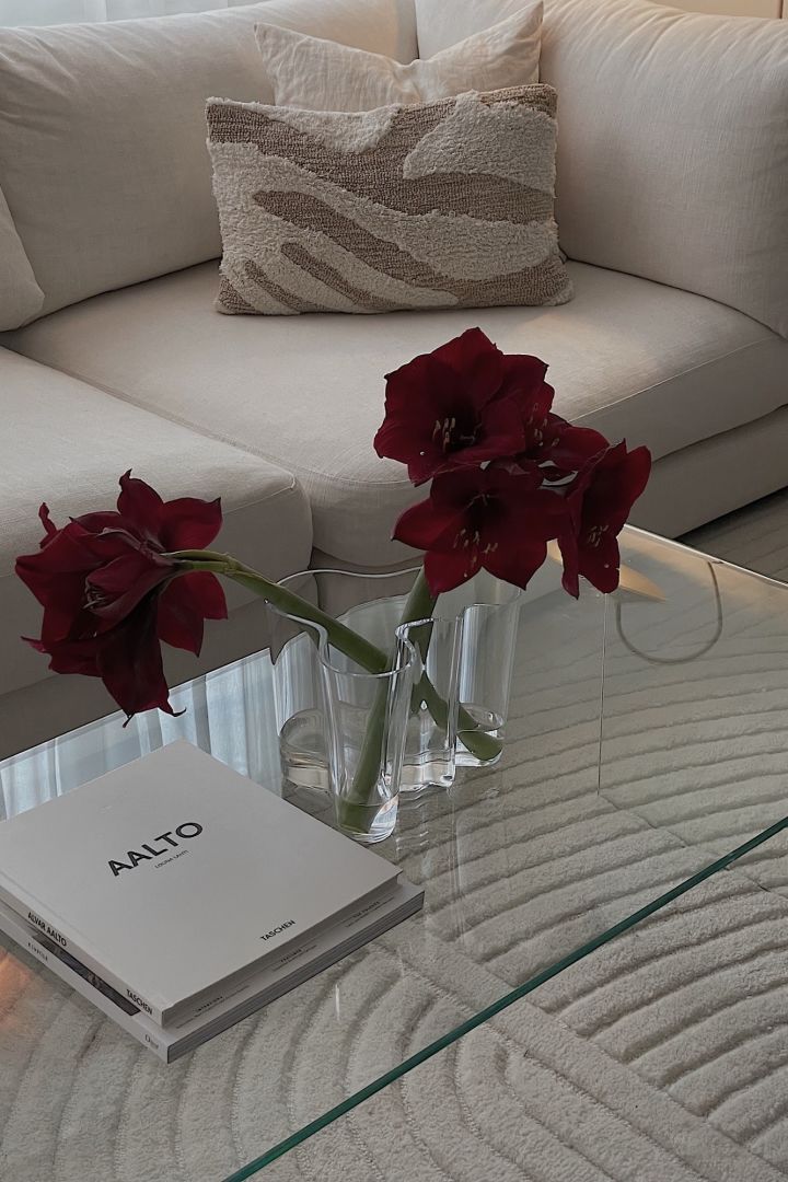 Inreda vardagsrum mysigt med hjälp av vackra blommor i Alvar Aalto vas från Iittala - som här hemma hos influencern @helenas.hem.