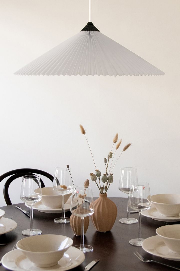 Matisse taklampa från Globen Lighting är ett tips på en trendig lampa med plisserad lampskärm, den blir ett fint statement piece att hänga över matbordet.