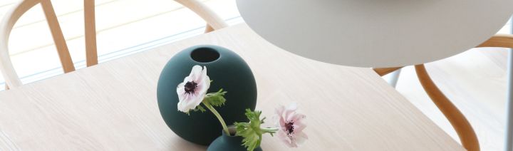 Gröna Cooee Design ball-vaser på matbordet. 