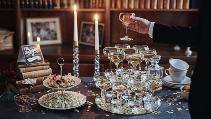 Champagnetorn med champagneglas från Orrefors och Spigelau är nyårstips till din nyårsdukning. 
