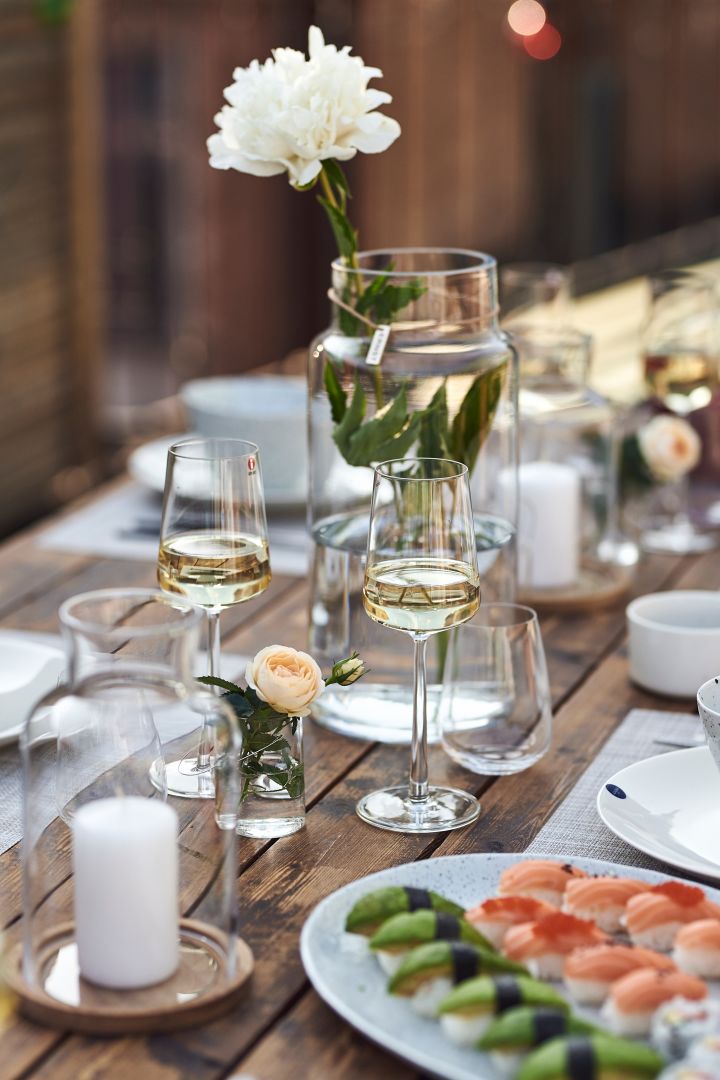 Låt blomman husera i en enkel och hög ERNST-vas & servera vin i Iittala-glas för en stilren sommarfest.