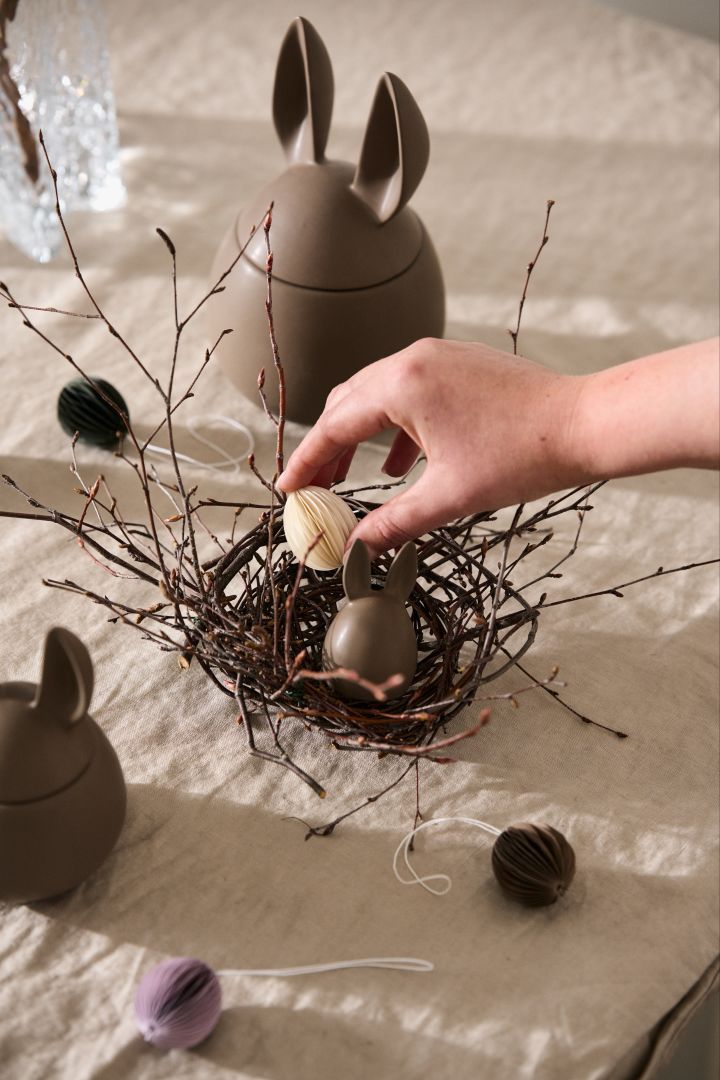 Ett enkelt påskpyssel att göra själv är ett fågelbo med hjälp av björkris och ståltråd som blir fin påskdekoration till påskdukningen eller i din fönsterbräda.