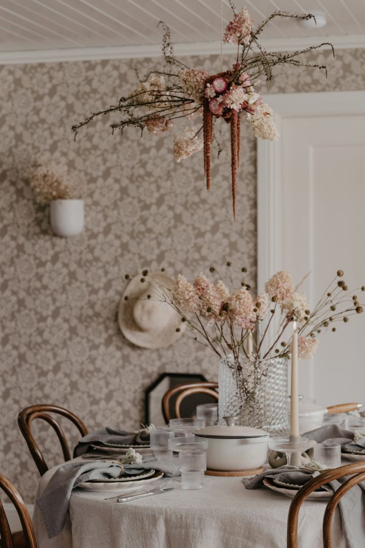 Johanna Berglund @snickargladjen har dekorerat hemmet med torkade blommor som dekoration i en vas, som centerpiece över det dukade bordet och i en väggkruka.