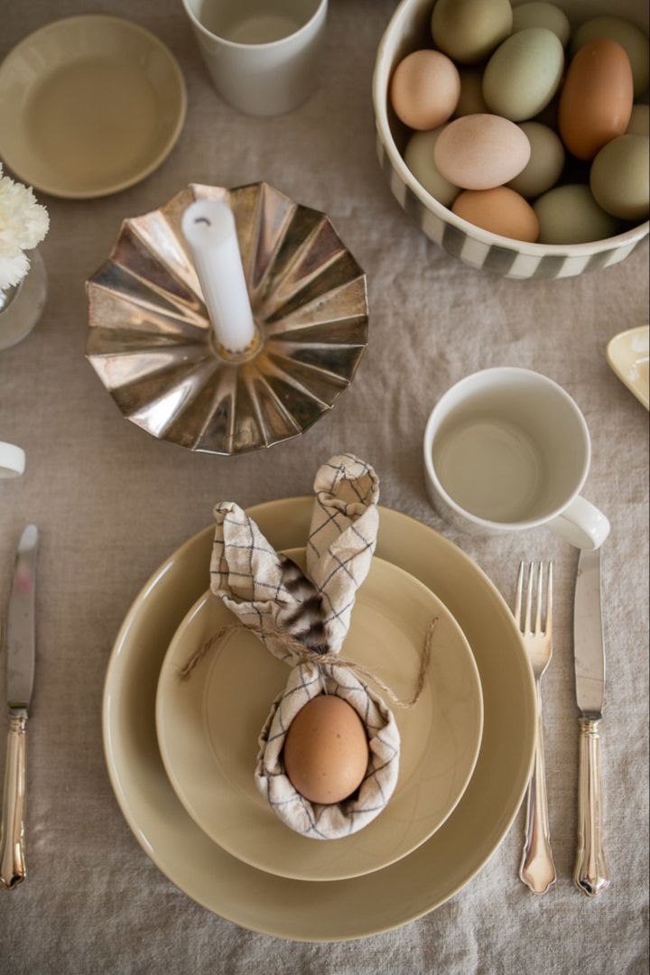 En servett vikt till ett par kaninöron med ett ägg placerat i mitten.