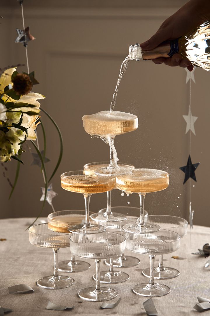 Bygg ett eget champagnetorn som blir en rolig nyårsaktivitet till årets nyårsdukning 2023 för att höja festkänslan ytterligare.