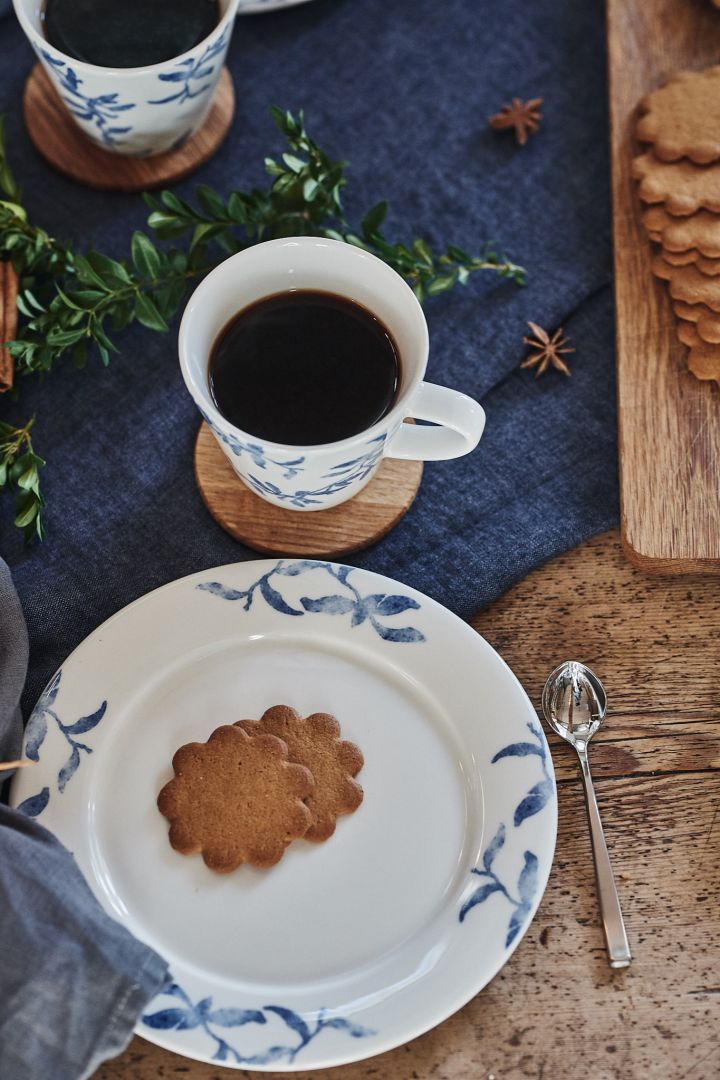 Bjud på en rofylld fikastund med servisen Havspil – här kaffemugg och assiett. 