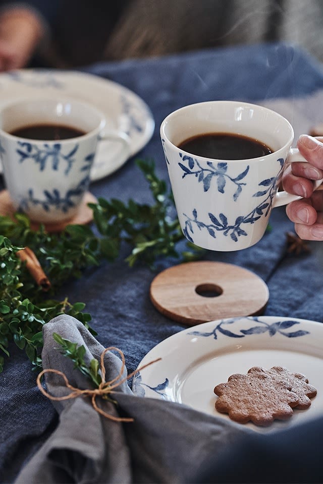 Havspil kaffemugg är klassiskt blåvitt porslin till julfikat.