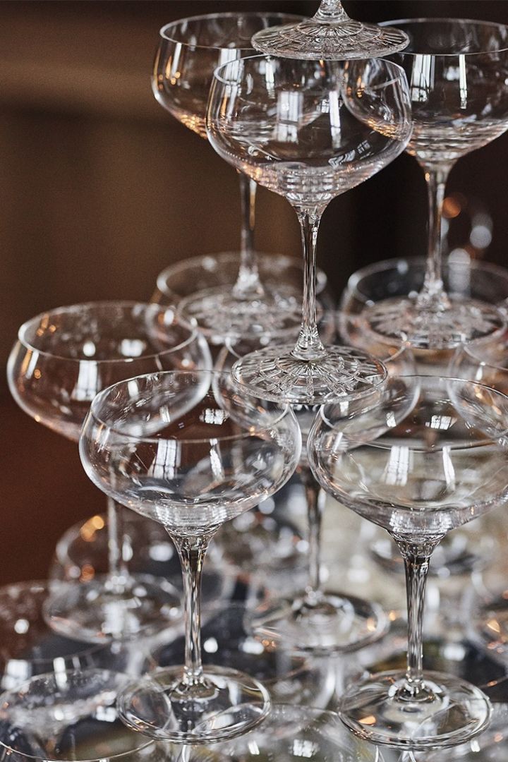 Coupe champagneglas från Orrefors & Spiegelau utgör champagnetornet på nyårsfesten.