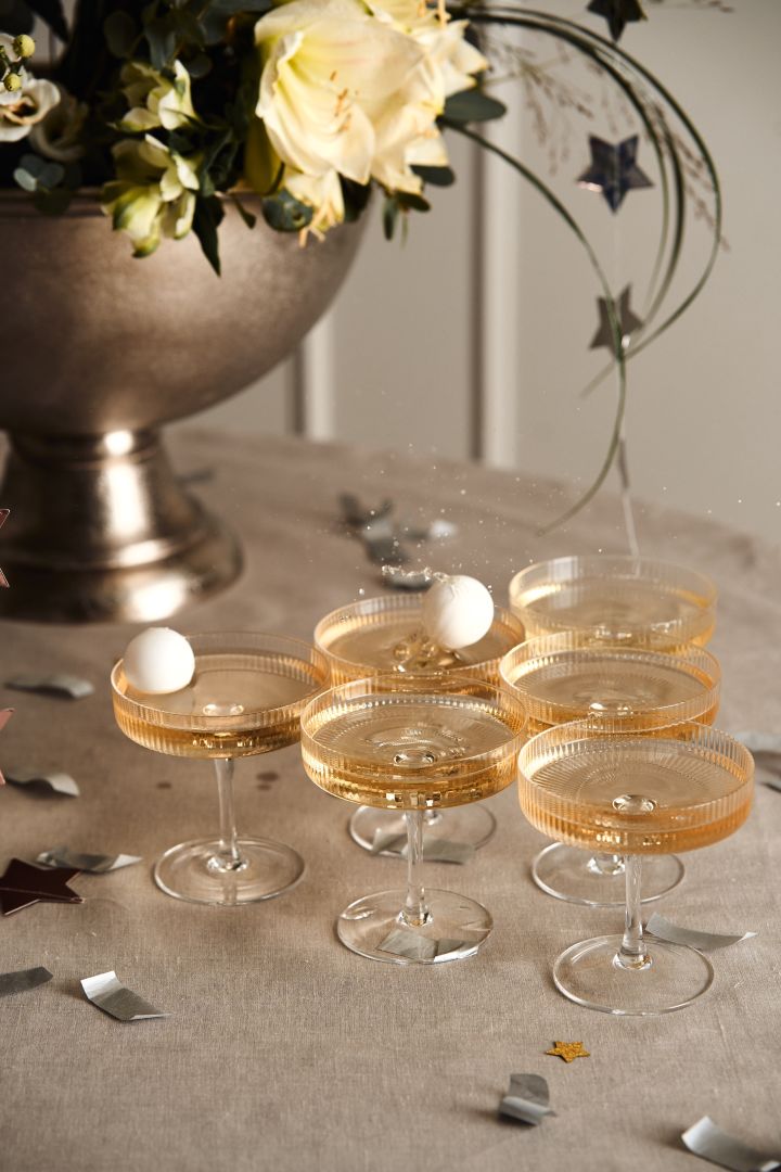 Spela bubbelpong med Ripple champagneglas från ferm LIVING som en rolig nyårslek till årets nyårsdukning 2023 för att höja festkänslan ytterligare.