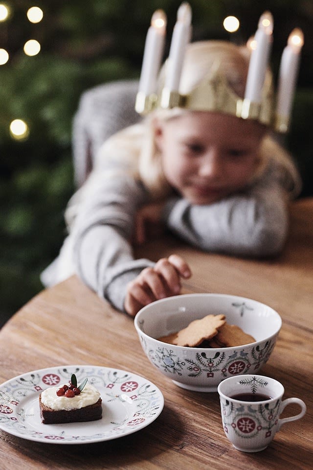  Julfika med mjuk pepparkaka, glögg och pepparkakor står på bordet i servis från Swedish Grace Winter med julskrud. 