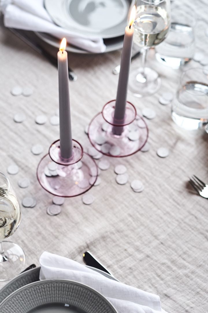 De unika, färggranna ljusstakarna Flare från HAY blir en festlig dekoration på bordet på nyårsfesten. 
