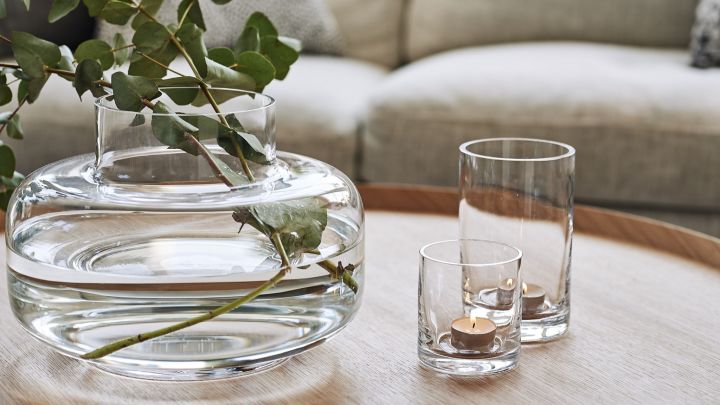 Praktexempel på skandinavisk design är Urna vasen från Marimekko och ljuslyktor i munblåst glas från Orranäs Bruk.