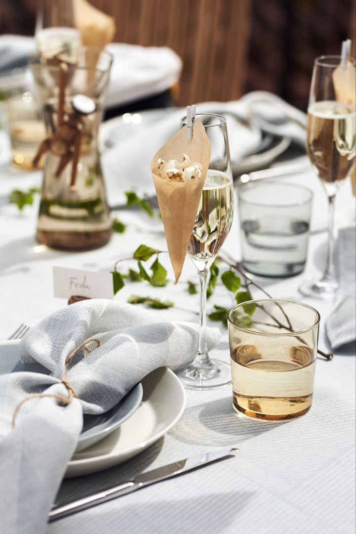Teema tallrikar från Iittala kombineras med Frost silverbestick och Karlevi champagneglas från Scandi Living och gula dricksglas från Aida och på en dukning på en studentmottagning.