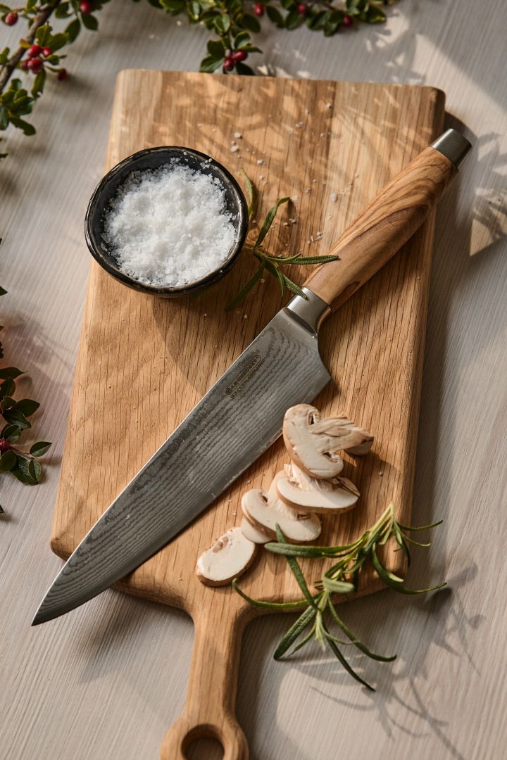 Le Creuset kockkniv med olivträhandtag.