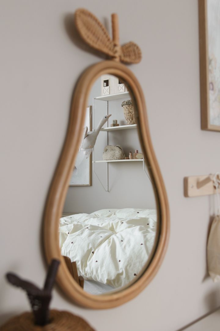 Inreda barnrum - inspiration hemma hos influencern @joanna.avento där hon inrett barnrummet med en lekfull spegel i form av ett päron från ferm LIVING.