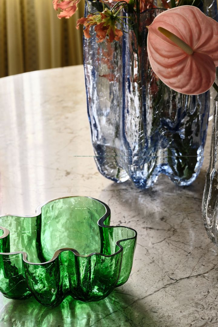 Kosta Boda glasskålar från serien Crackle i krackelerat glas, i grönt, rosa och klarglas. 