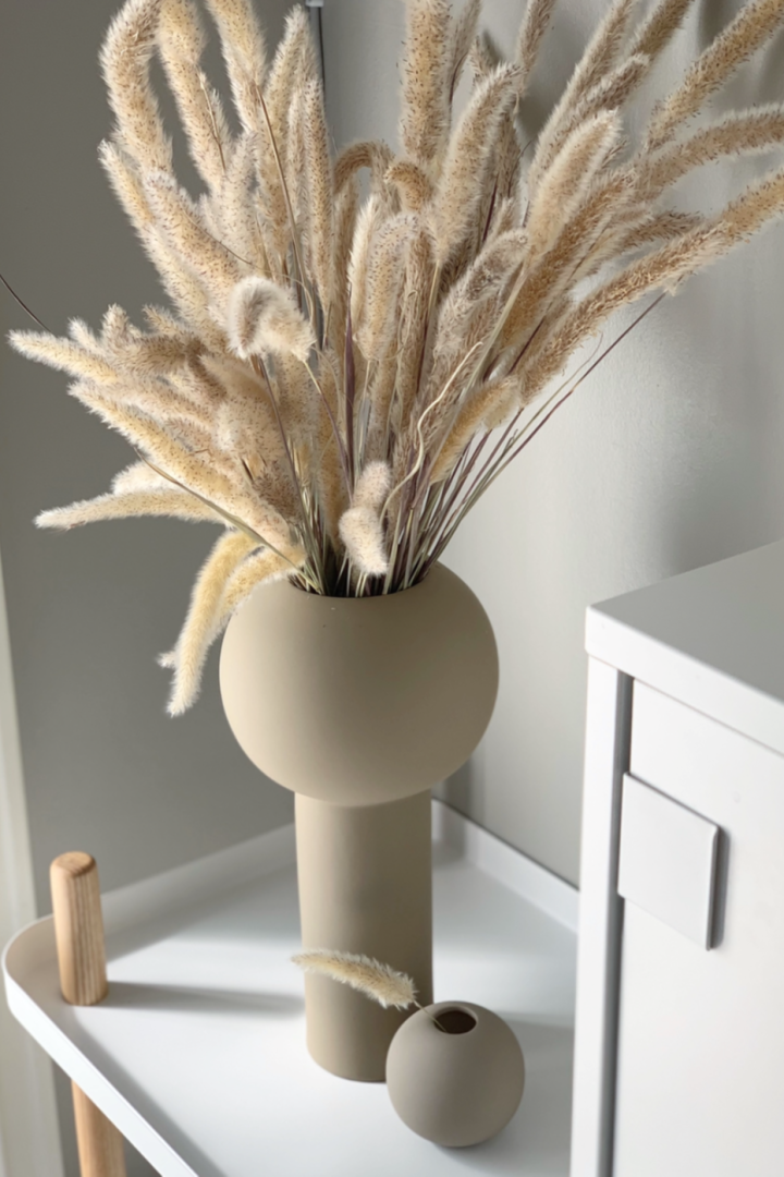 Cooee Design är ett modernt designvarumärke att känna till vars populära vaser Pillar & Ball är favoritvaser på Instagram – här hemma hos instagramkontot sol_hellinga. 