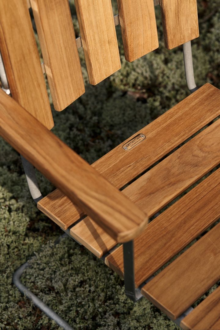 A2 stol från Grythyttan Stålmöbler är en riktig klassiker bland utemöbler i teak, denna stol tar du bäst hand om genom att rengöra den ordentligt vid varje ny säsong och du kan även välja att olja in den om du vill behålla teakens naturligt rödbruna nyans.