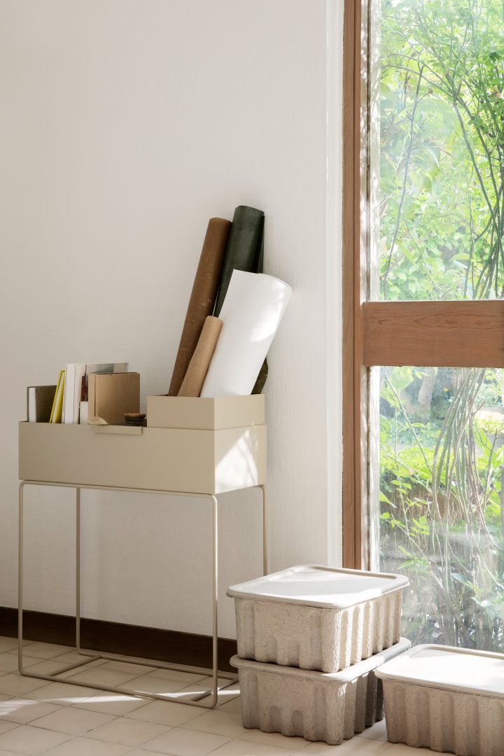 Organisera hemma ��– tips från Ferm Living med deras snygga Plant Box och lådor i papper att organisera upp kontorssaker i. 