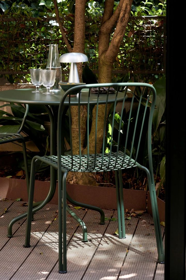 På temat balkongmöbler liten balkong passar stolen Thorvald från &Tradition in perfekt. Den gröna stolen i lackerat stål tar inte mycket plats men är både komfortabel och snygg i sin design.