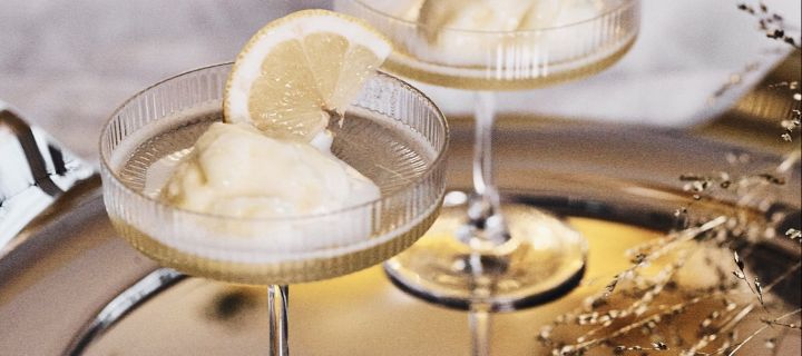 Nyårsdrink med champagne och sorbet serverat i snyggt räfflat och kupat champagneglas.