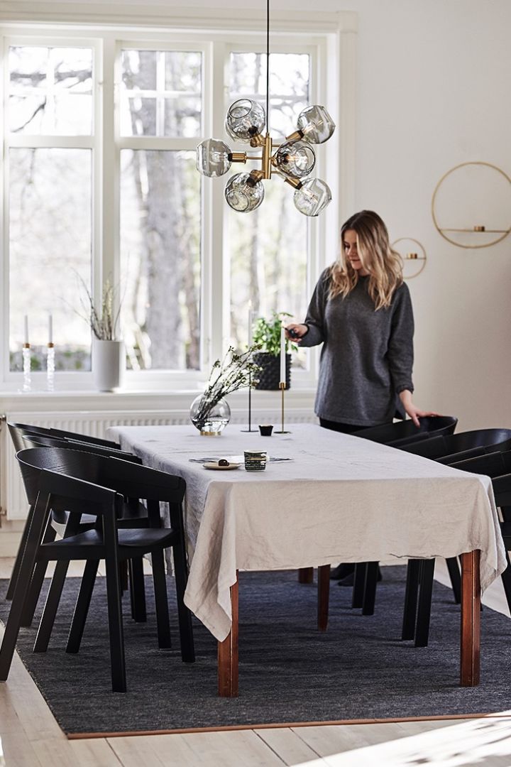 En modern matplats i urban stil där svarta stolar från Muuto och snygga Björk mattan från Design House Stockholm sätter stilen.