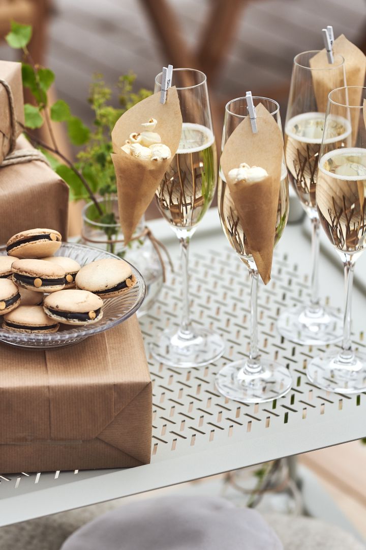 Scandi Livings champagneglas blir en uppskattad studentpresent för festlig stämning på bordet! Gör festliga popcornstrutar som studentpyssel att hänga på glasen.