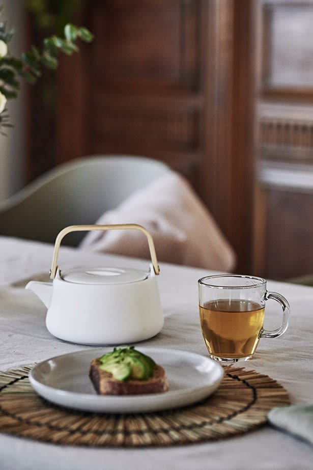 En nyttig frukost med te i Bodums kopp med handtag är en bra start på dagen i en rofylld matplats. 